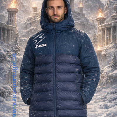 Homem com casaco azul acolchoado com capuz em cenário nevado com pilares antigos e fogo nas tochas