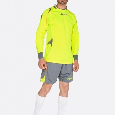 Homem com roupa desportiva amarela e cinza e sapatilhas azuis em fundo branco