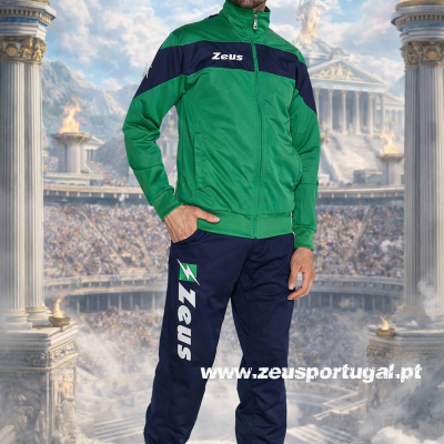 Fato de treino verde e azul com logos Zeus em cenário com colunas e fogo