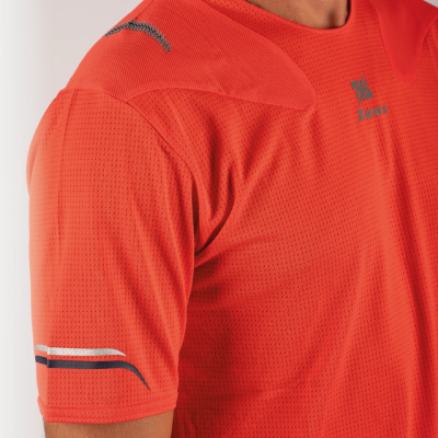 Camisola desportiva vermelha com logo Zeus e detalhes cinzentos e brancos nas mangas