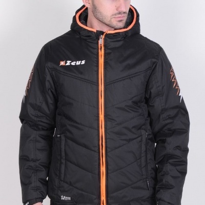 Casaco acolchoado preto com fecho laranja e texto Zeus