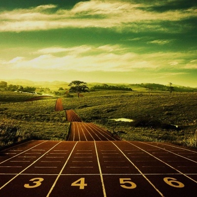 Pista de corrida ao ar livre com números e paisagem verde ao fundo