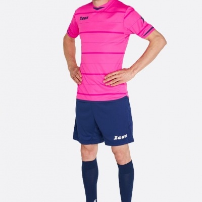 Homem com roupa desportiva rosa e azul escuro, chuteiras vermelhas, fundo branco