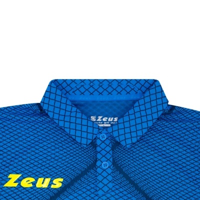 Polo azul com padrão de losangos e texto Zeus amarelo