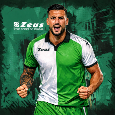 Jogador de futebol com camisola verde e branca da marca Zeus