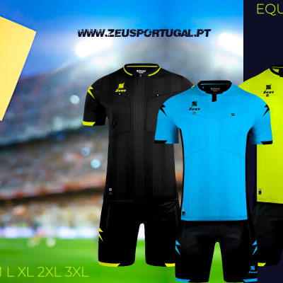Equipamentos para árbitro: camisas preta, azul e amarela, calções pretos com amarelo, cartão amarelo e apito em ambiente de estádio.