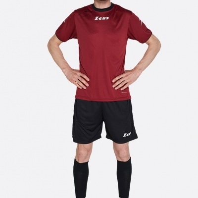 Homem com conjunto desportivo vermelho e preto Zeus em fundo branco