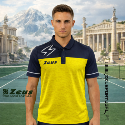 Homem a usar polo desportivo amarelo e azul escuro com logótipos Zeus, em cenário de arquitectura clássica e quadra de ténis.