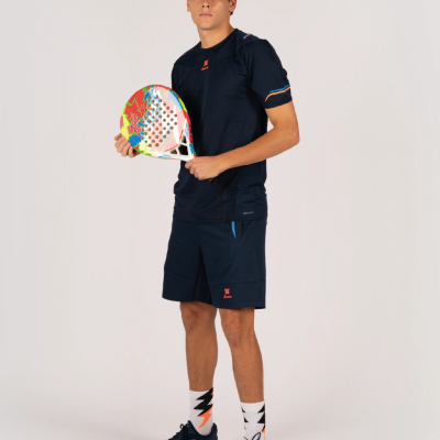 Homem com roupa desportiva azul e raquete colorida