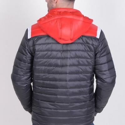 Casaco acolchoado cinzento escuro com capuz vermelho e detalhes brancos visto de costas