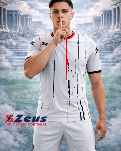 Conjunto desportivo branco com detalhes em preto e vermelho e logótipo Zeus
