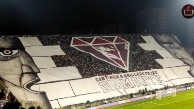 Mosaico no estádio com rostos estilizados, símbolo e texto CONTINUA A BRILLARE PAZZO DOLCIMARTE