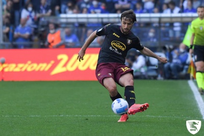 Jogador de futebol AS Roma a chutar bola em campo