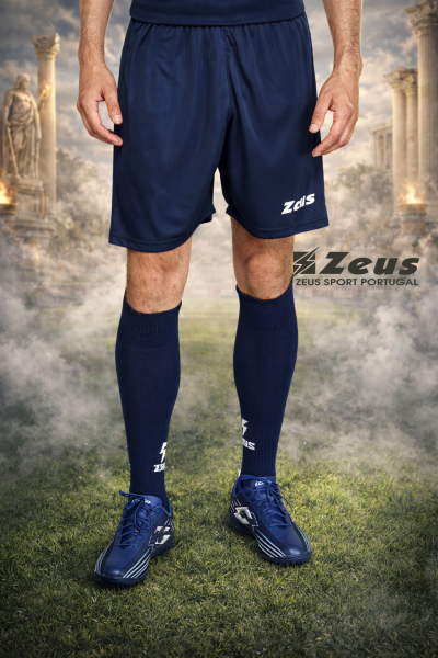 Roupa desportiva azul com logótipo Zeus em cenário de relvado e ruínas clássicas.