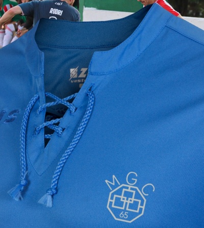 Camisola desportiva azul com cordões azuis e logótipo MGC 65 branco no peito.