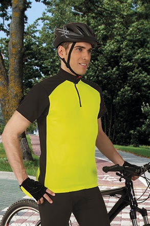 Homem de bicicleta com camisola amarela e preta, capacete e luvas pretas, em ambiente exterior com árvores.
