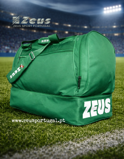 Mala desportiva verde Zeus em campo de futebol iluminado