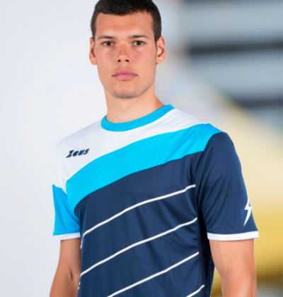 T-shirt desportiva azul, branca e celeste com padrão diagonal e texto Zeus