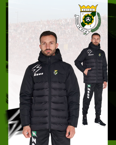 Homem com agasalho desportivo preto acolchoado e logótipos Zeus e clube GAFOS, fundo de estádio