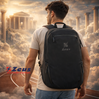 Homem de costas usando mochila preta Zeus com cenário de colunas e nuvens