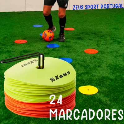 Marcadores coloridos para treino de futebol organizados em suporte metálico sobre relvado artificial com jogador e bola