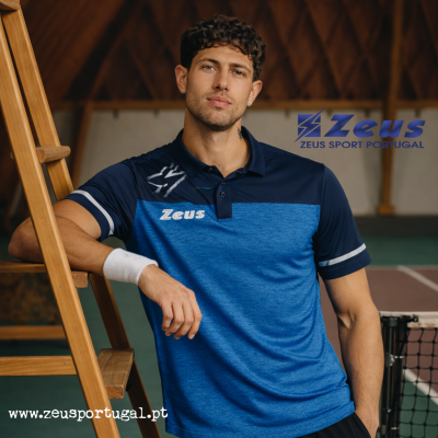 Polo desportivo azul com logotipo Zeus, homem em campo de ténis ao lado de escadote