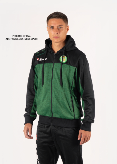 Casaco desportivo verde e preto com capuz e fecho, com logos e texto oficial