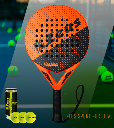 Raquete de Padel Zeus laranja e preto com bolas e tubo na quadra