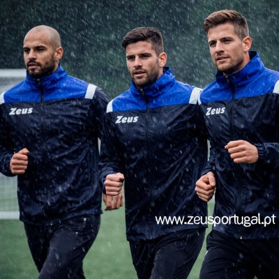 Três homens a correr na chuva com casacos desportivos Zeus preto e azul