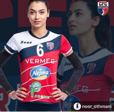 T-shirt desportiva vermelha, branca e azul com número 6 e textos de patrocínio com modelo à frente