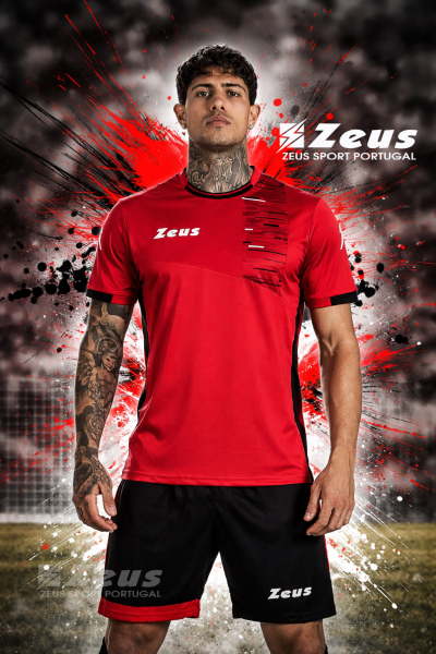 Equipamento desportivo vermelho e preto com logótipo Zeus em homem tatuado