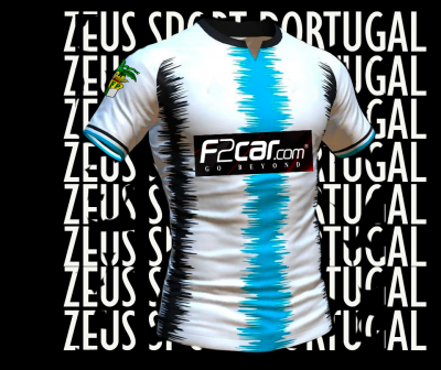 Camisola desportiva branca com padrão azul e preto e logos F2car.com e ZEUS SPORT PORTUGAL