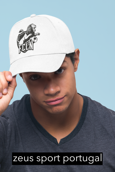 Boné branco com logo preto de leão e letras FCLN