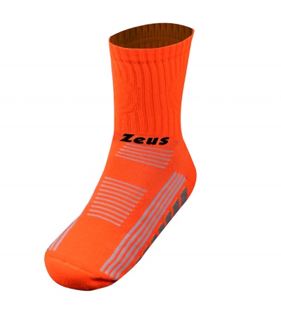 Meia desportiva laranja com logótipo Zeus em fundo branco