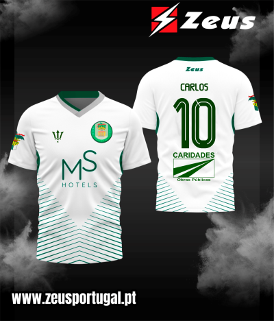 Camisola de futebol branca com número 10 e nome Carlos nas costas, vários logos e riscas verdes