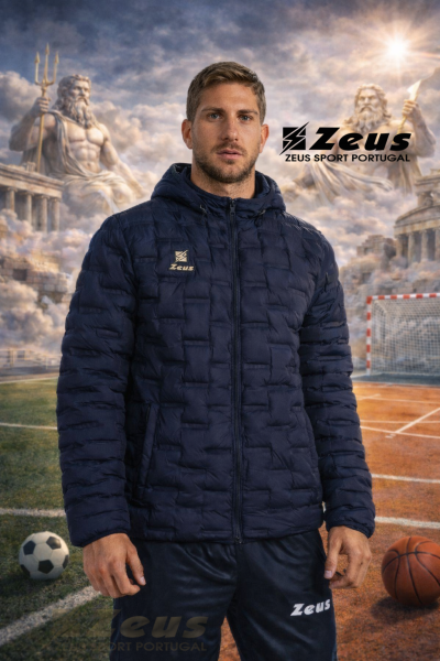 Homem com casaco e calças desportivas azuis com logo Zeus em campo desportivo e estátuas gregas ao fundo