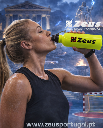 Mulher a beber de garrafa desportiva amarela Zeus com fundo de estátua e edifício clássico.