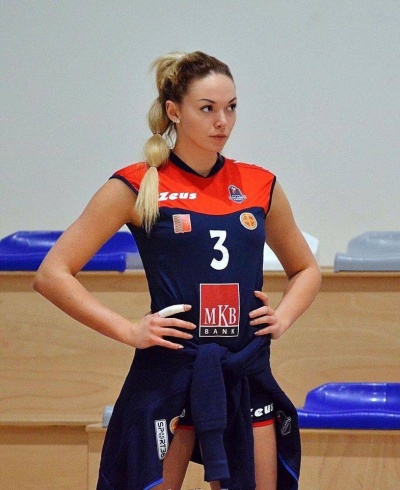 Jogadora de voleibol com equipamento azul escuro e vermelho e número 3