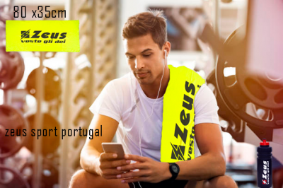 Homem na academia com toalha desportiva amarela Zeus no ombro e garrafa de água Zeus ao lado