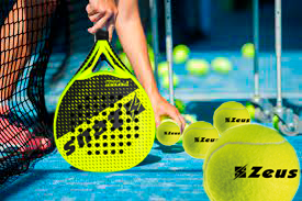 Raquete de padel amarela com bolas Zeus amarelas e rede de padel em fundo azul