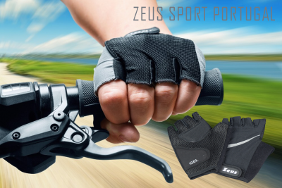 Luvas de ciclismo pretas com almofadas em gel segurando guiador de bicicleta em paisagem