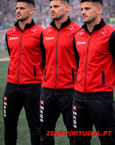 Três homens de casacos e calças desportivas vermelhas e pretas com logo Zeus em campo