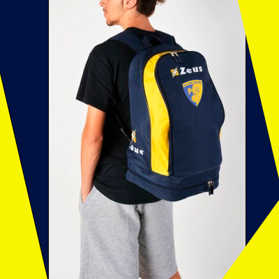 Mochila azul escura com detalhes amarelos e logótipos Zeus
