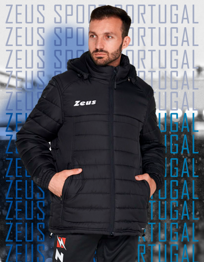 Homem a usar casaco acolchoado preto com capuz e marca Zeus, em fundo com texto Zeus Sport Portugal