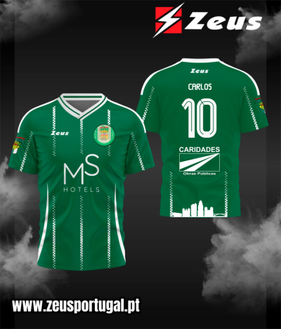 Camisola de futebol verde com riscas brancas e logos Zeus, MS Hotels e Caridades.