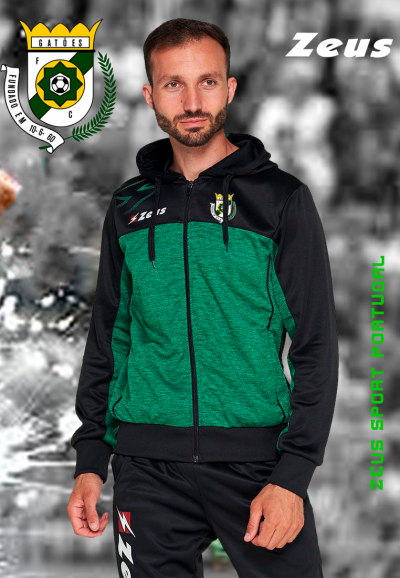 Casaco com capuz preto e verde e logótipos do clube e da marca Zeus