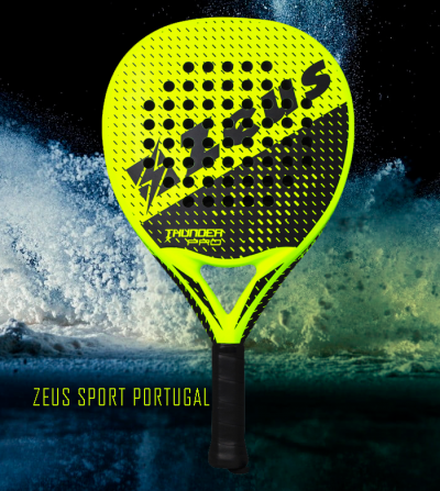 Raquete de padel amarela e preta com texto ZEUS e THUNDER PRO em fundo de ondas azuis