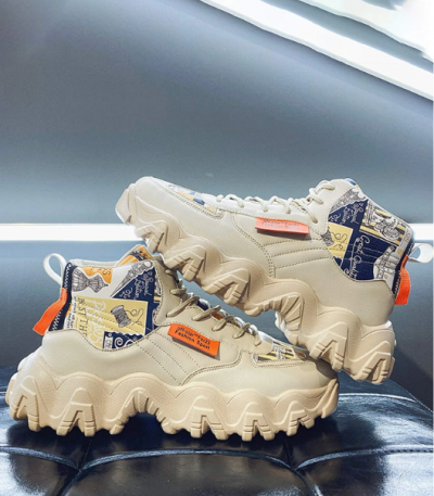 Ténis altos bege com sola grossa, estampado azul e bege, detalhes laranja