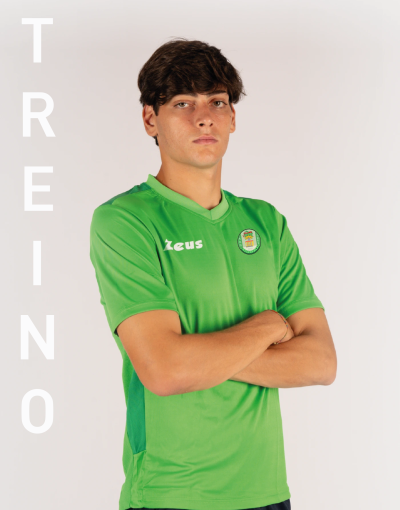 Homem usando t-shirt verde desportiva com logótipos Zeus e emblema redondo, palavra TREINO ao lado