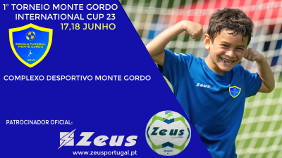 Cartaz promocional de torneio de futebol com menino a sorrir e baliza ao fundo